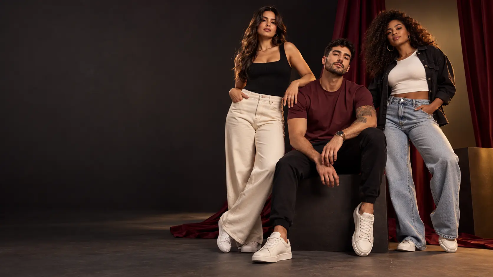 Três pessoas usando roupas casuais em um estúdio
